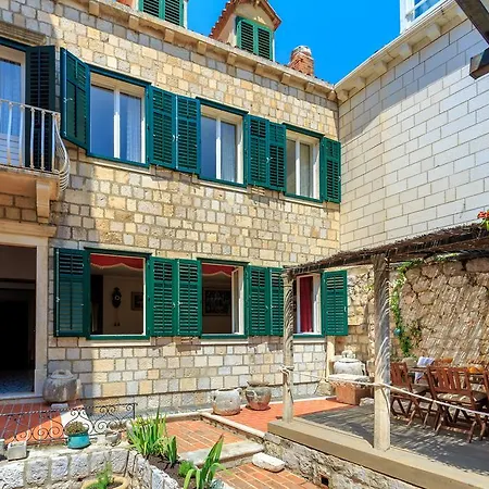 House Aquila בית נופש *